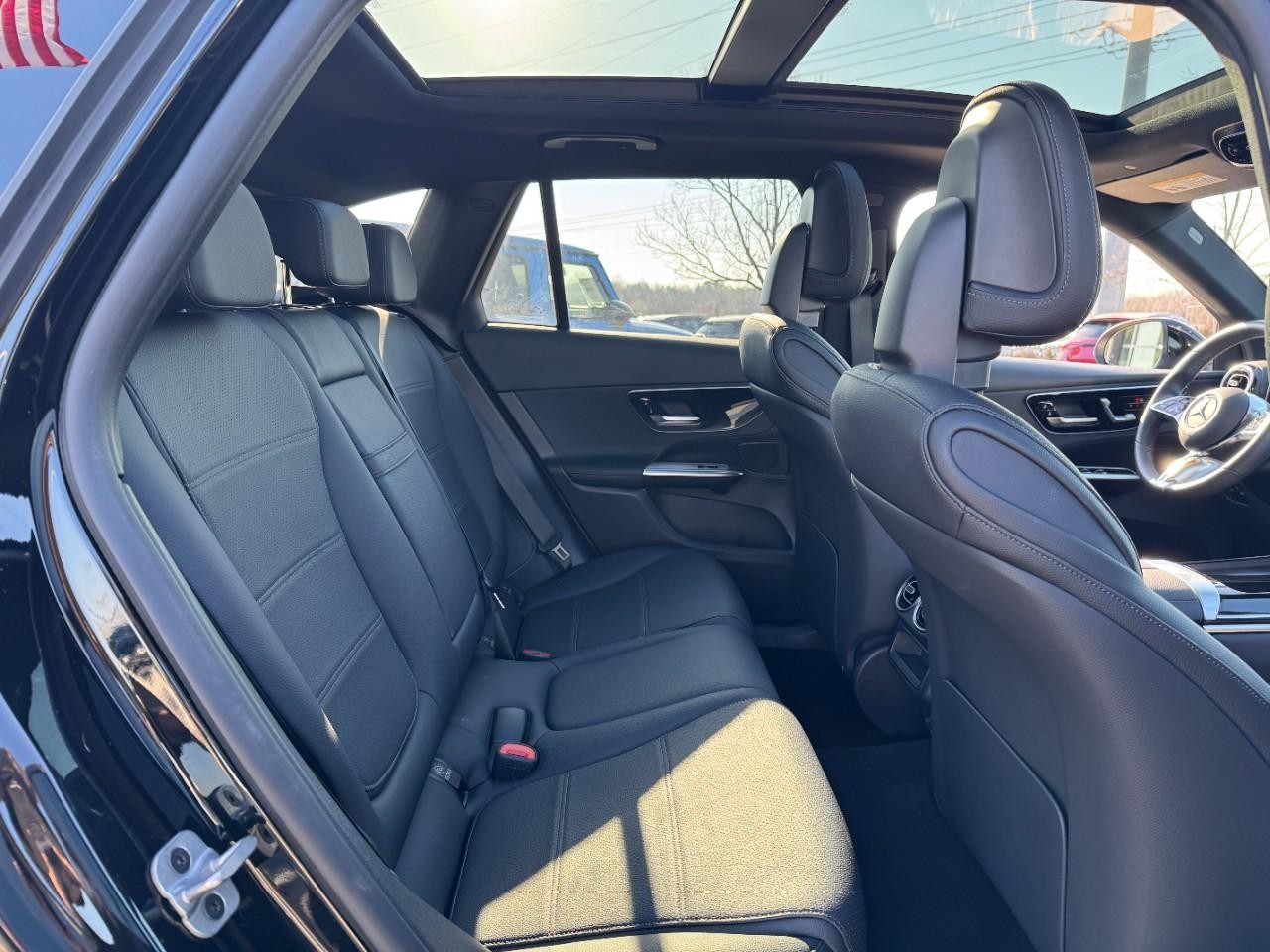 Mercedes-Benz GLC Vehicle Full-screen Gallery Image 10