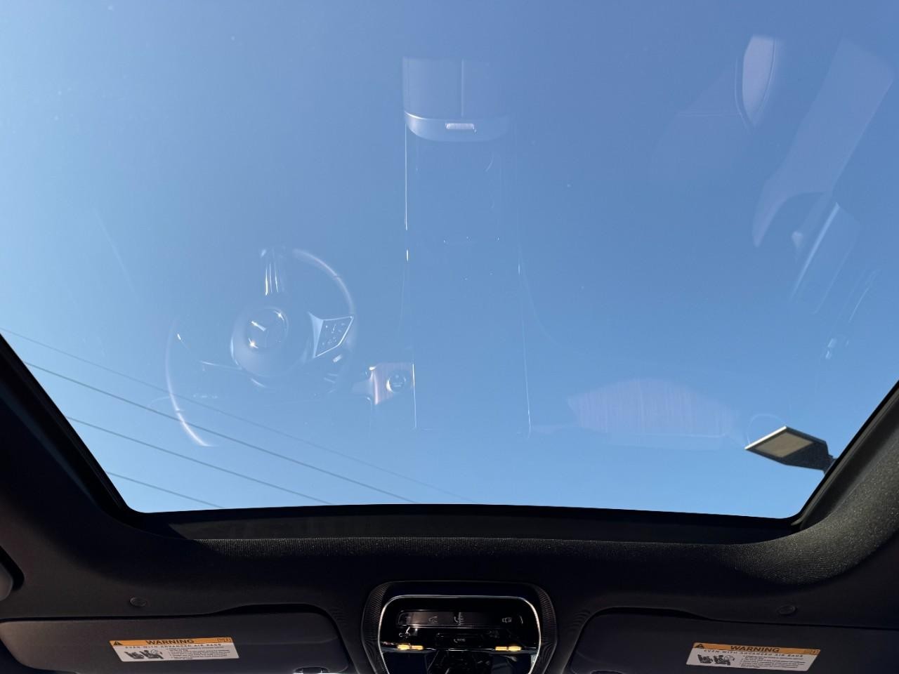 Mercedes-Benz GLC Vehicle Full-screen Gallery Image 11