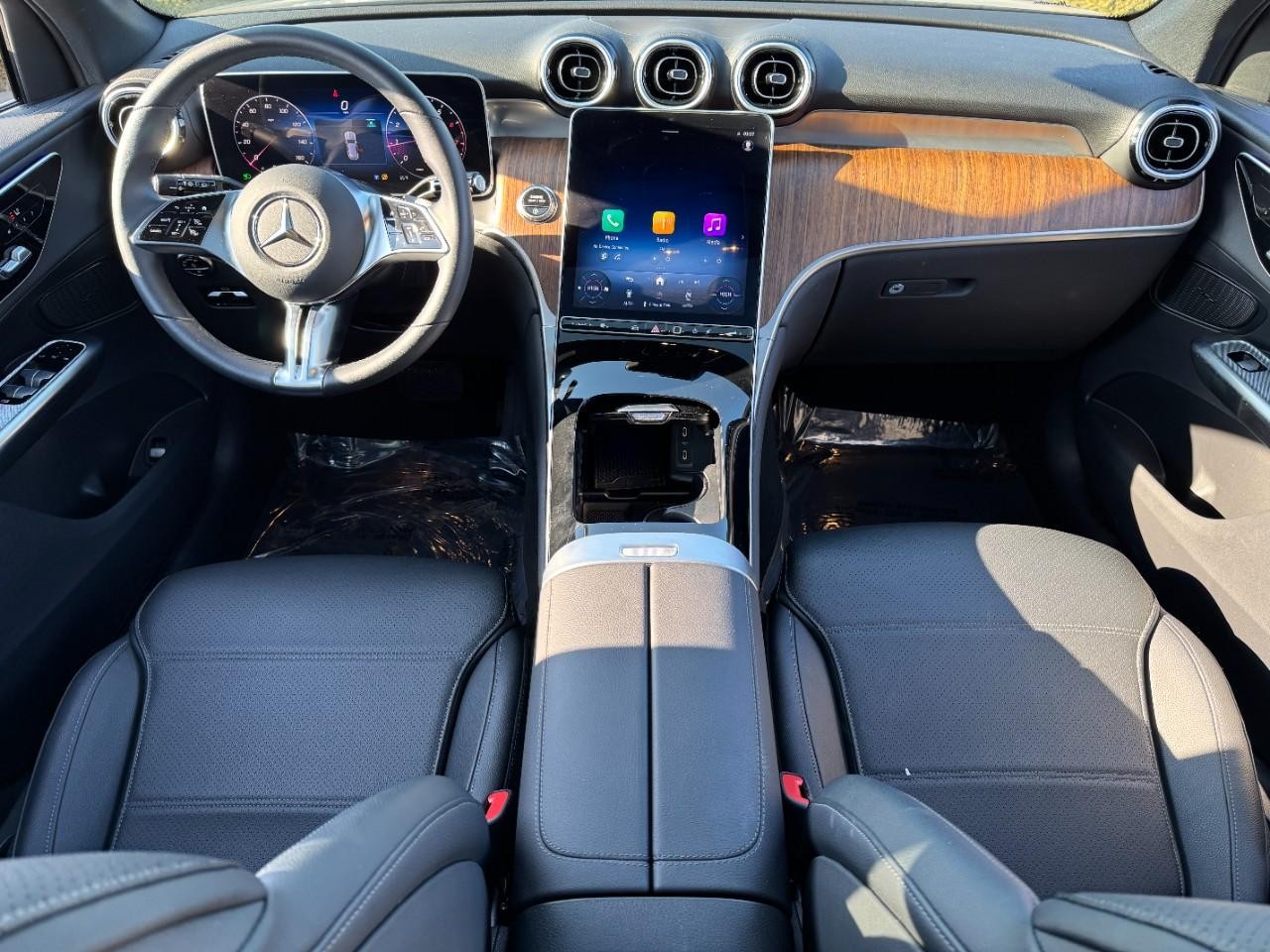 Mercedes-Benz GLC Vehicle Full-screen Gallery Image 12