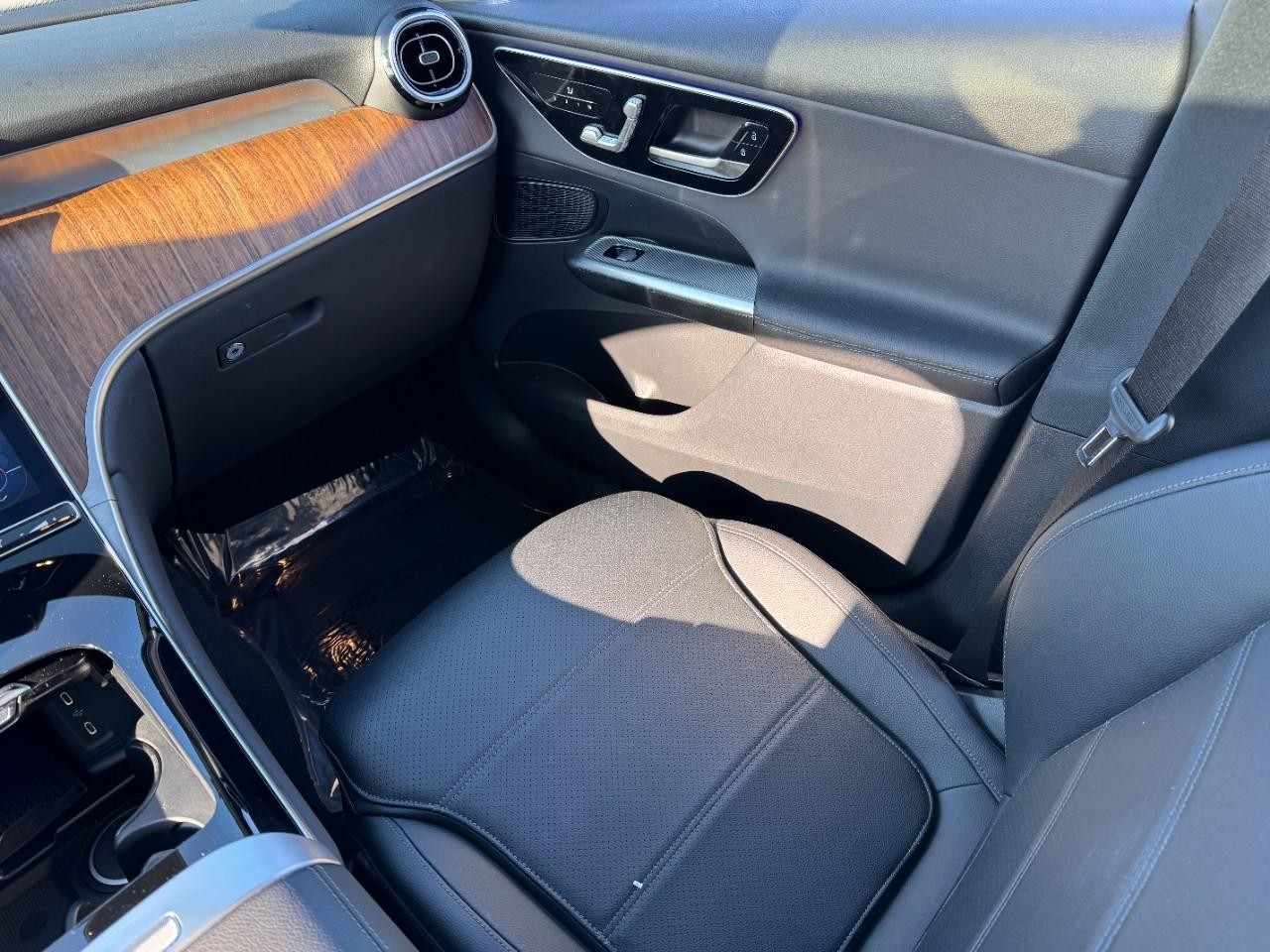 Mercedes-Benz GLC Vehicle Full-screen Gallery Image 15