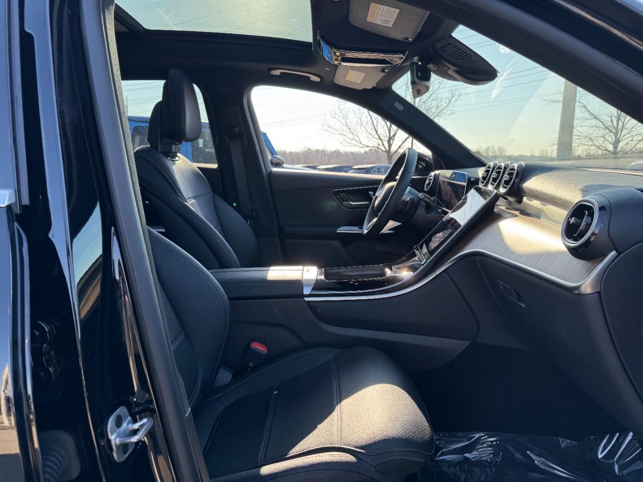 Mercedes-Benz GLC Vehicle Full-screen Gallery Image 16