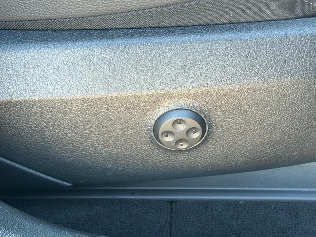 Mercedes-Benz GLC Vehicle Full-screen Gallery Image 18