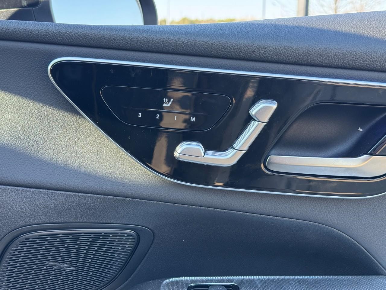 Mercedes-Benz GLC Vehicle Full-screen Gallery Image 19