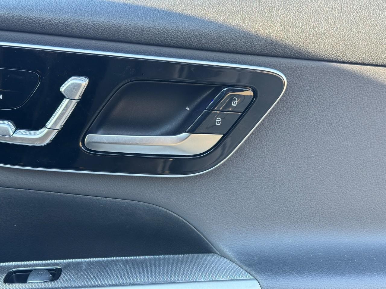 Mercedes-Benz GLC Vehicle Full-screen Gallery Image 20