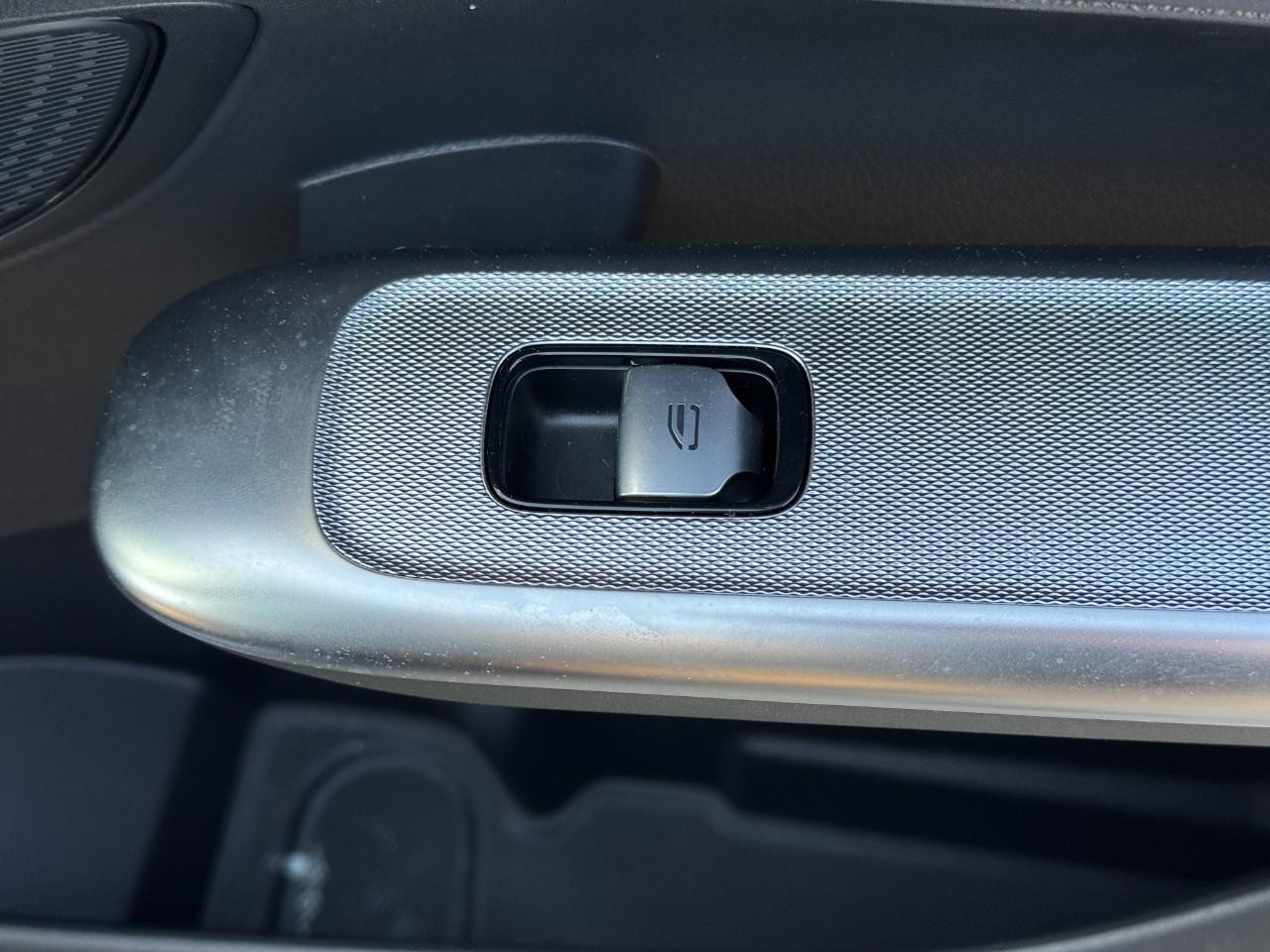 Mercedes-Benz GLC Vehicle Full-screen Gallery Image 21