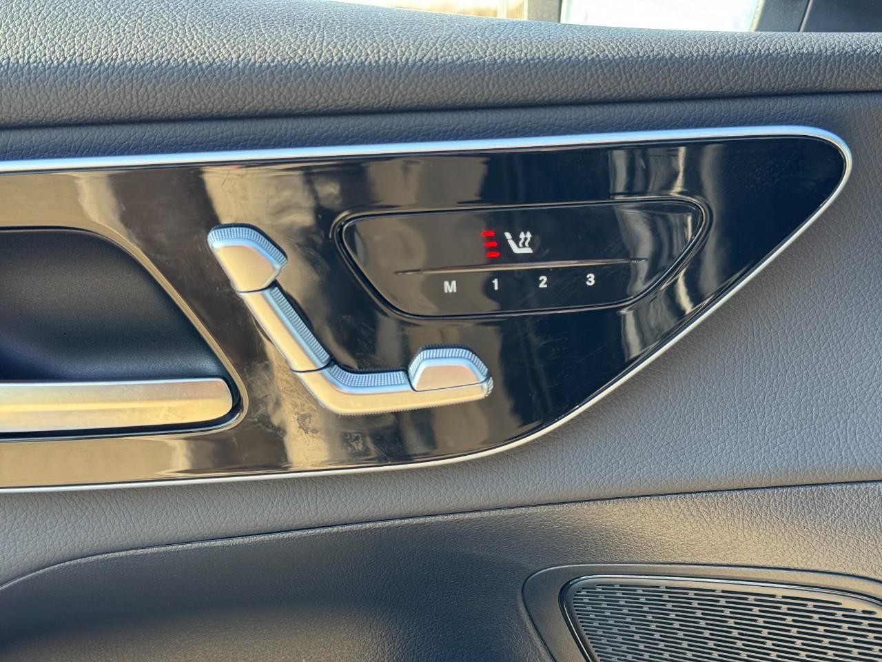 Mercedes-Benz GLC Vehicle Full-screen Gallery Image 22