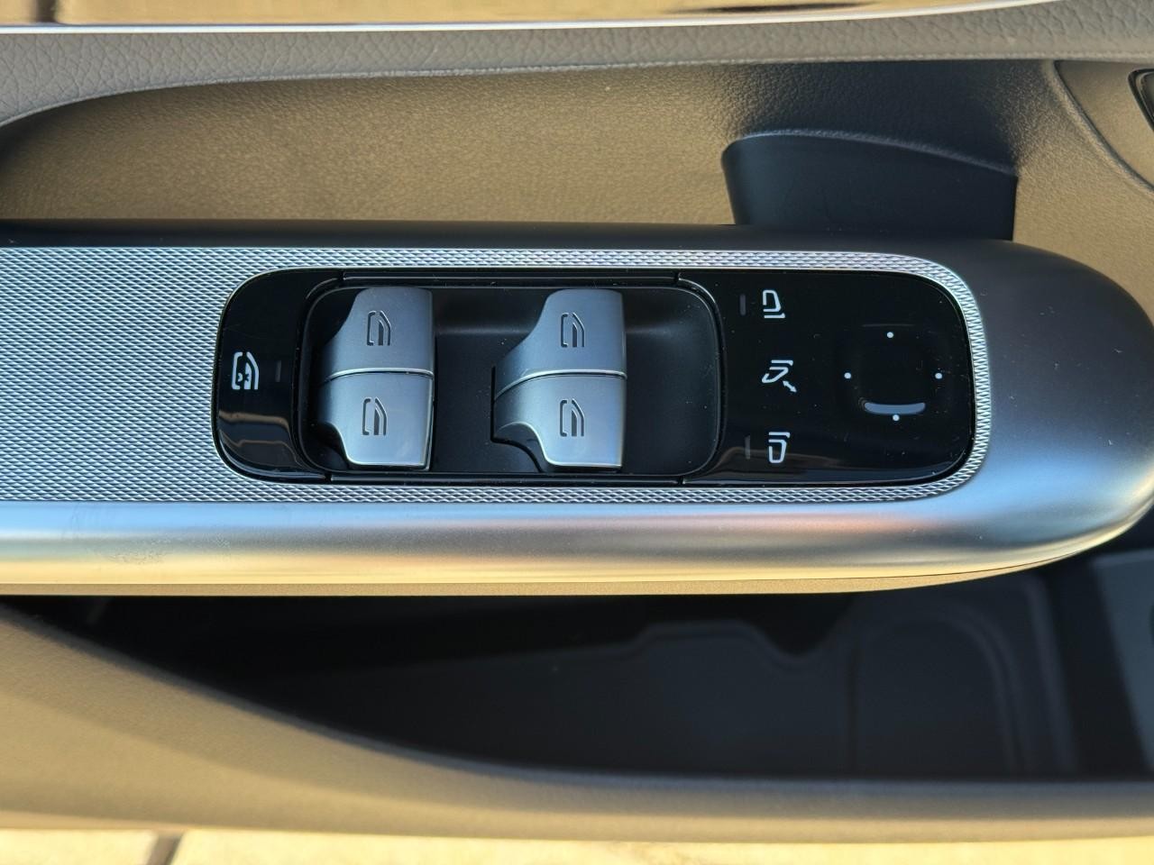 Mercedes-Benz GLC Vehicle Full-screen Gallery Image 24