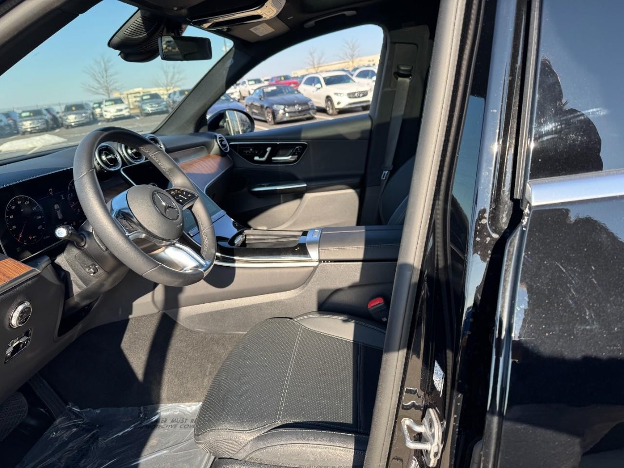 Mercedes-Benz GLC Vehicle Full-screen Gallery Image 26