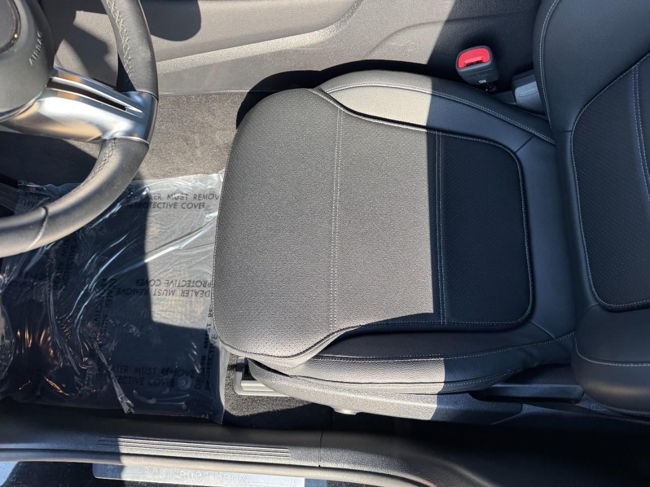 Mercedes-Benz GLC Vehicle Full-screen Gallery Image 27