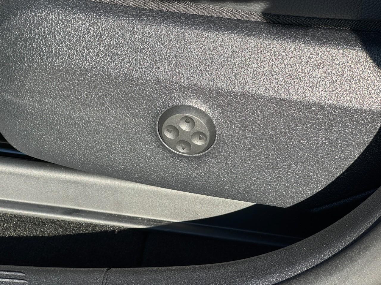 Mercedes-Benz GLC Vehicle Full-screen Gallery Image 28