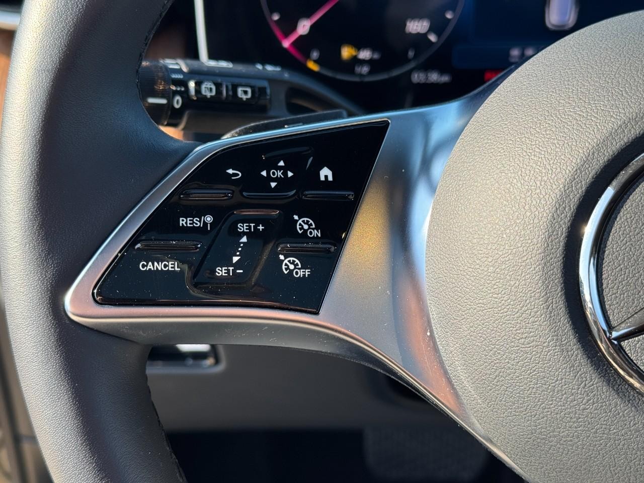 Mercedes-Benz GLC Vehicle Full-screen Gallery Image 30