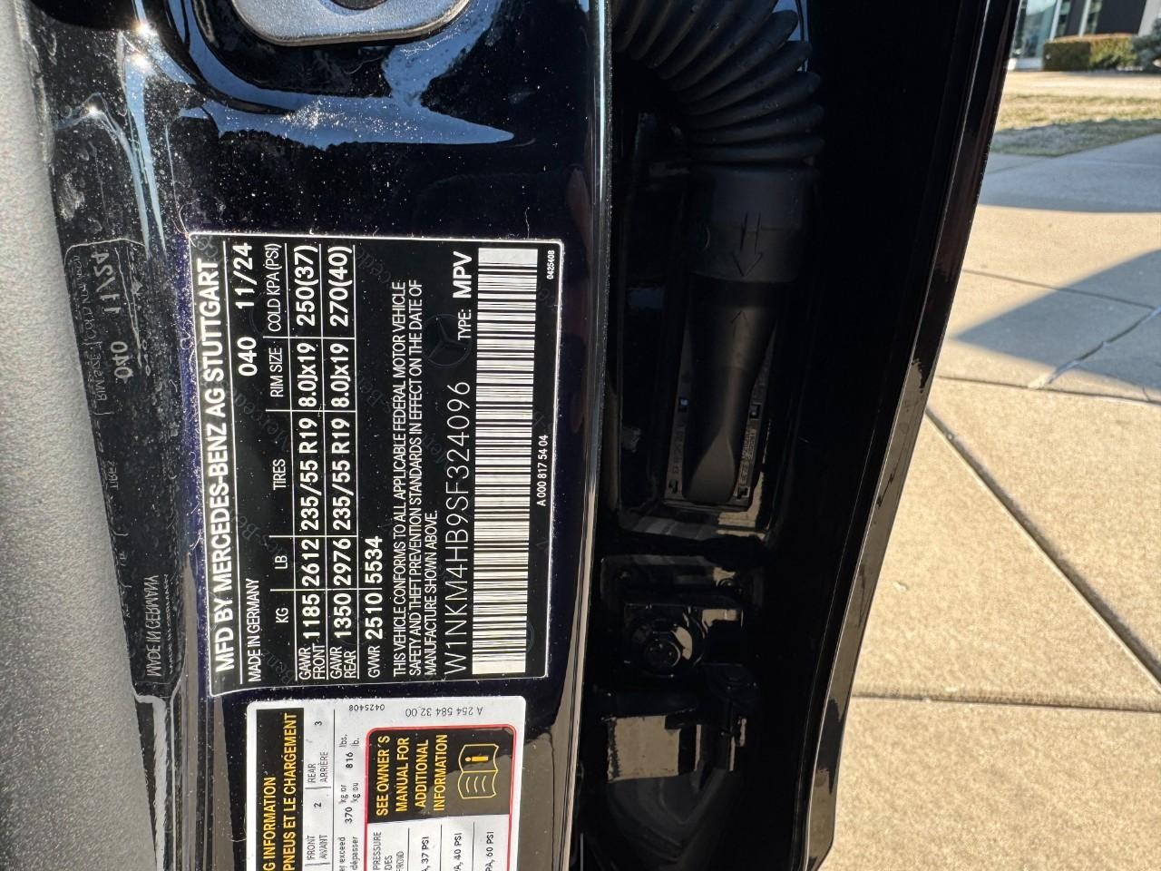 Mercedes-Benz GLC Vehicle Full-screen Gallery Image 35