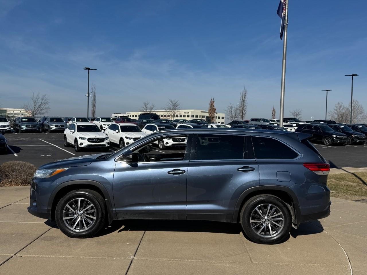 Toyota Highlander Vehicle Full-screen Gallery Image 2