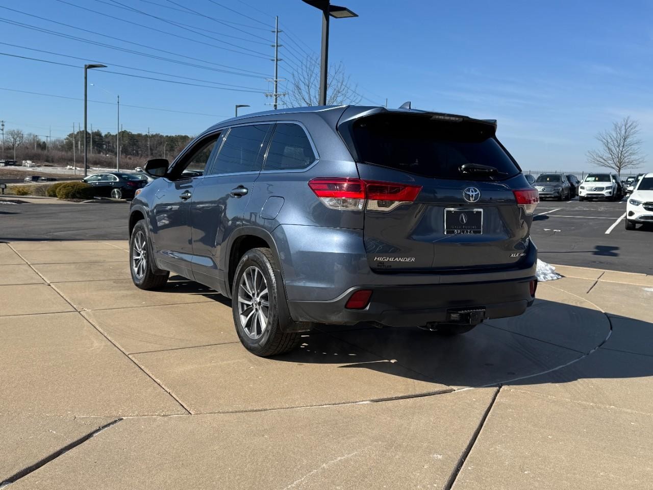 Toyota Highlander Vehicle Full-screen Gallery Image 3