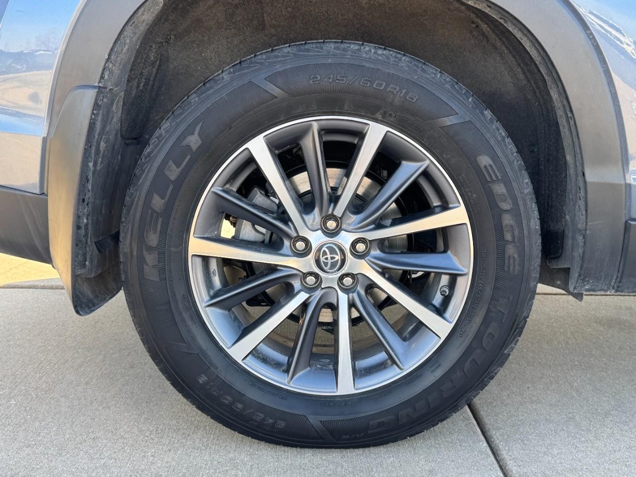 Toyota Highlander Vehicle Full-screen Gallery Image 5