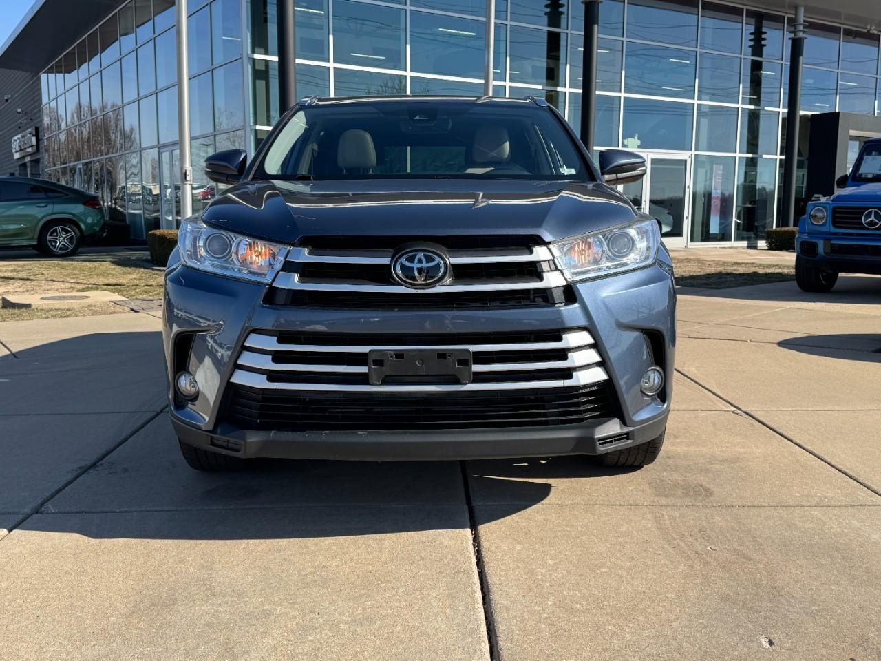 Toyota Highlander Vehicle Full-screen Gallery Image 7