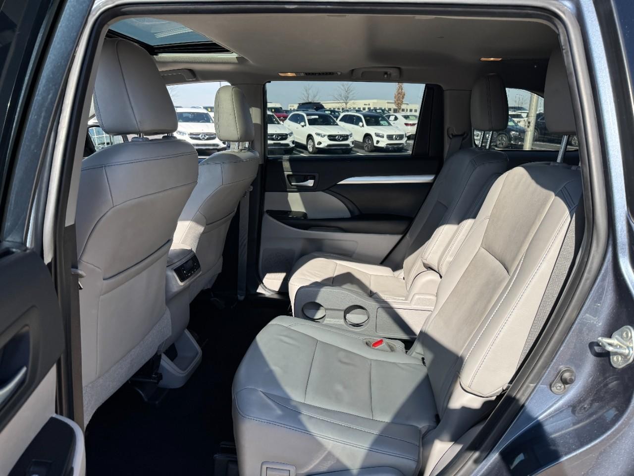 Toyota Highlander Vehicle Full-screen Gallery Image 9