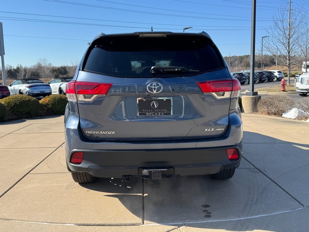 Toyota Highlander Vehicle Full-screen Gallery Image 10