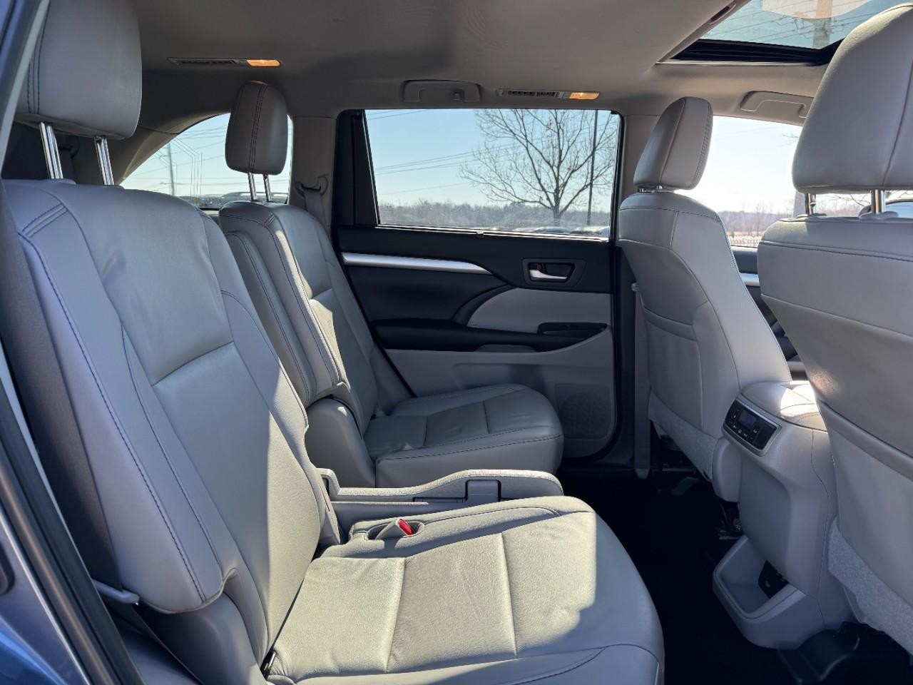 Toyota Highlander Vehicle Full-screen Gallery Image 12