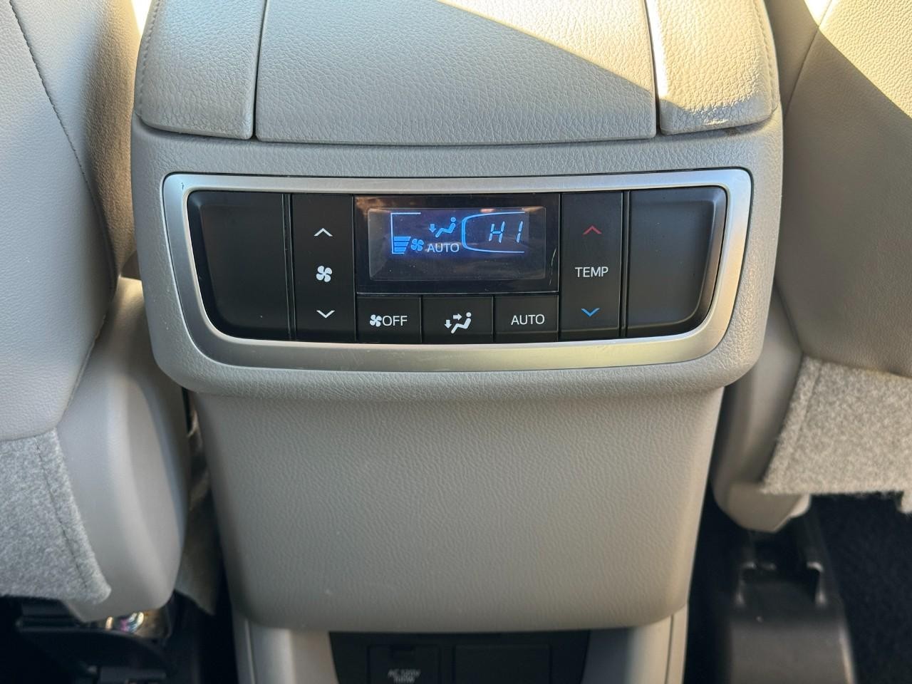 Toyota Highlander Vehicle Full-screen Gallery Image 13