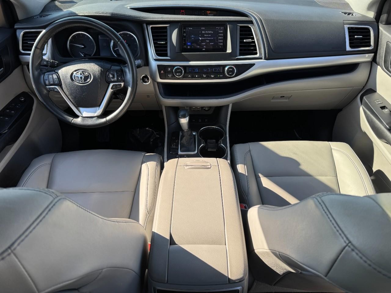 Toyota Highlander Vehicle Full-screen Gallery Image 15