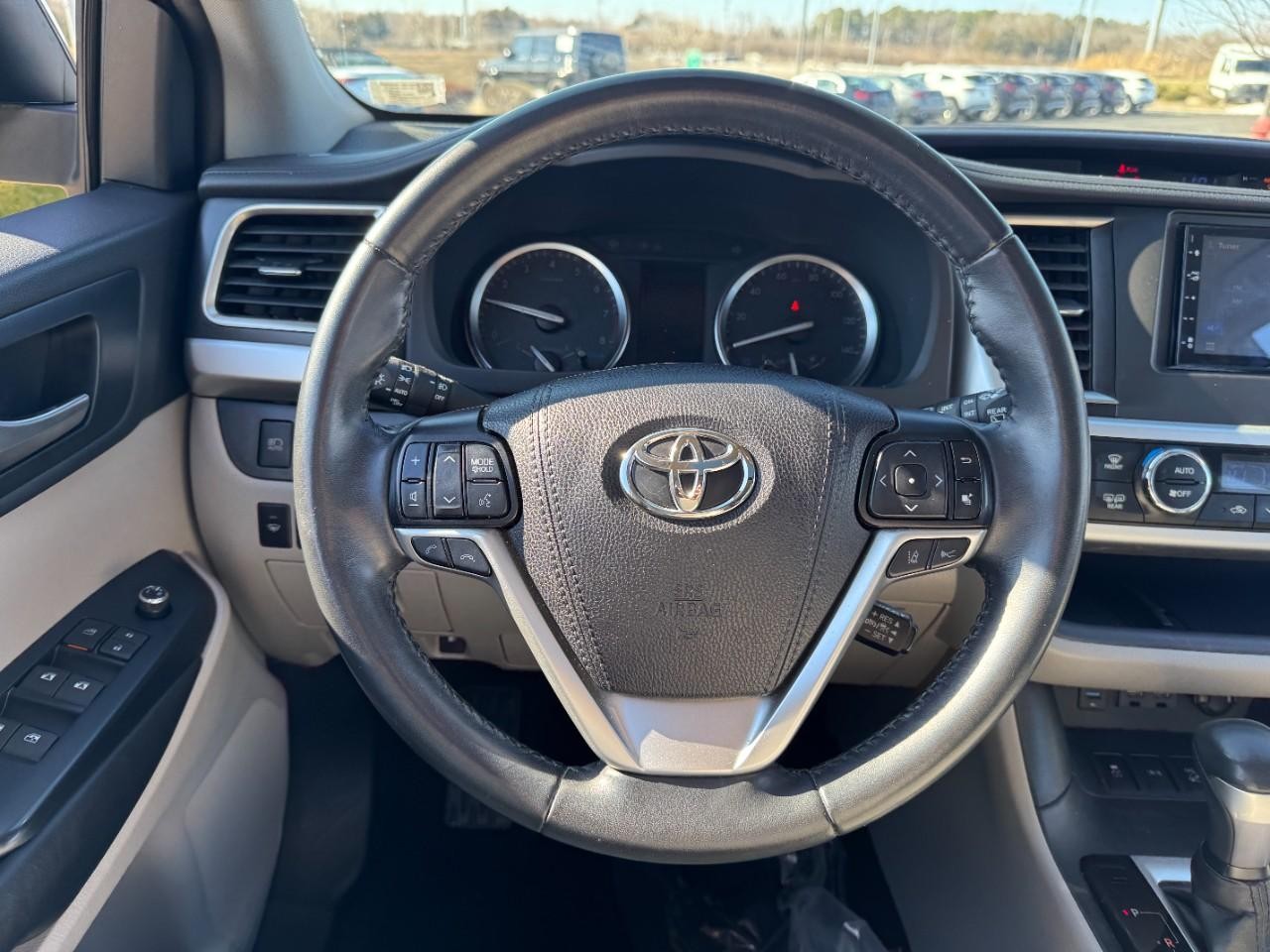 Toyota Highlander Vehicle Full-screen Gallery Image 16