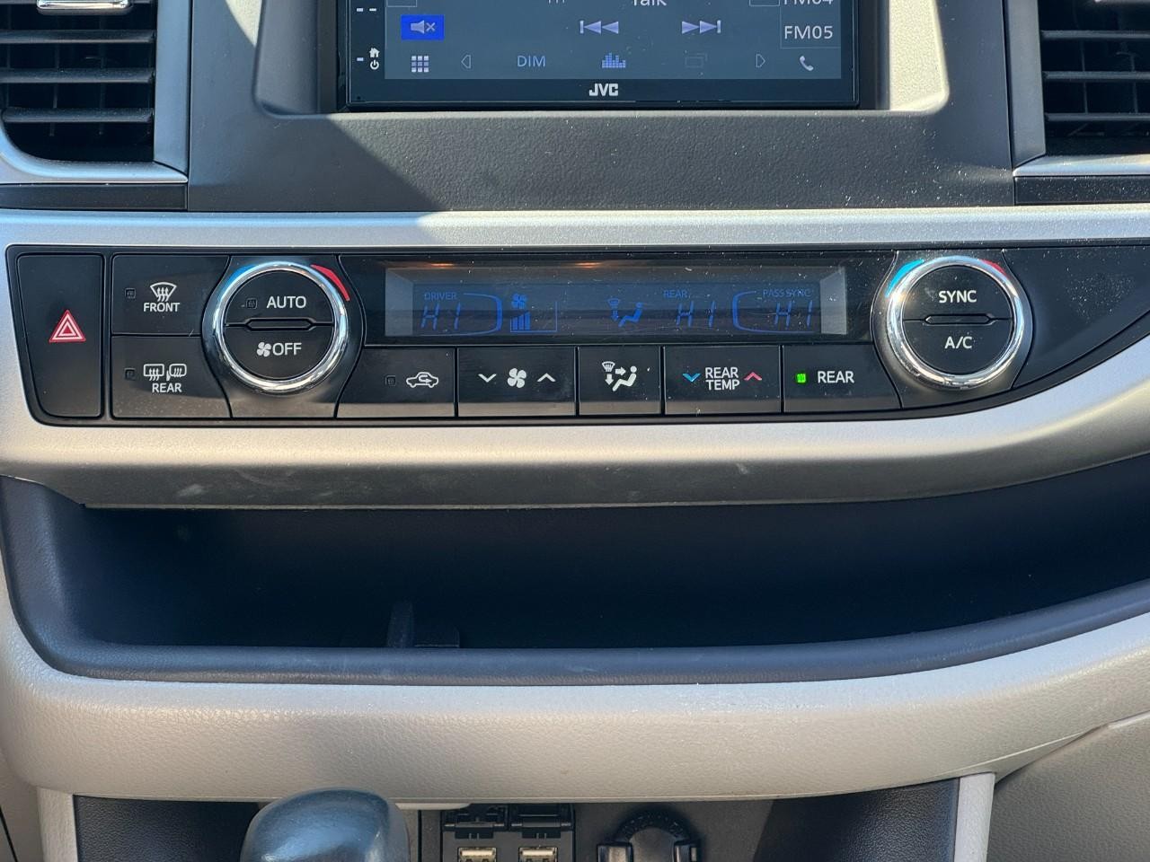 Toyota Highlander Vehicle Full-screen Gallery Image 18