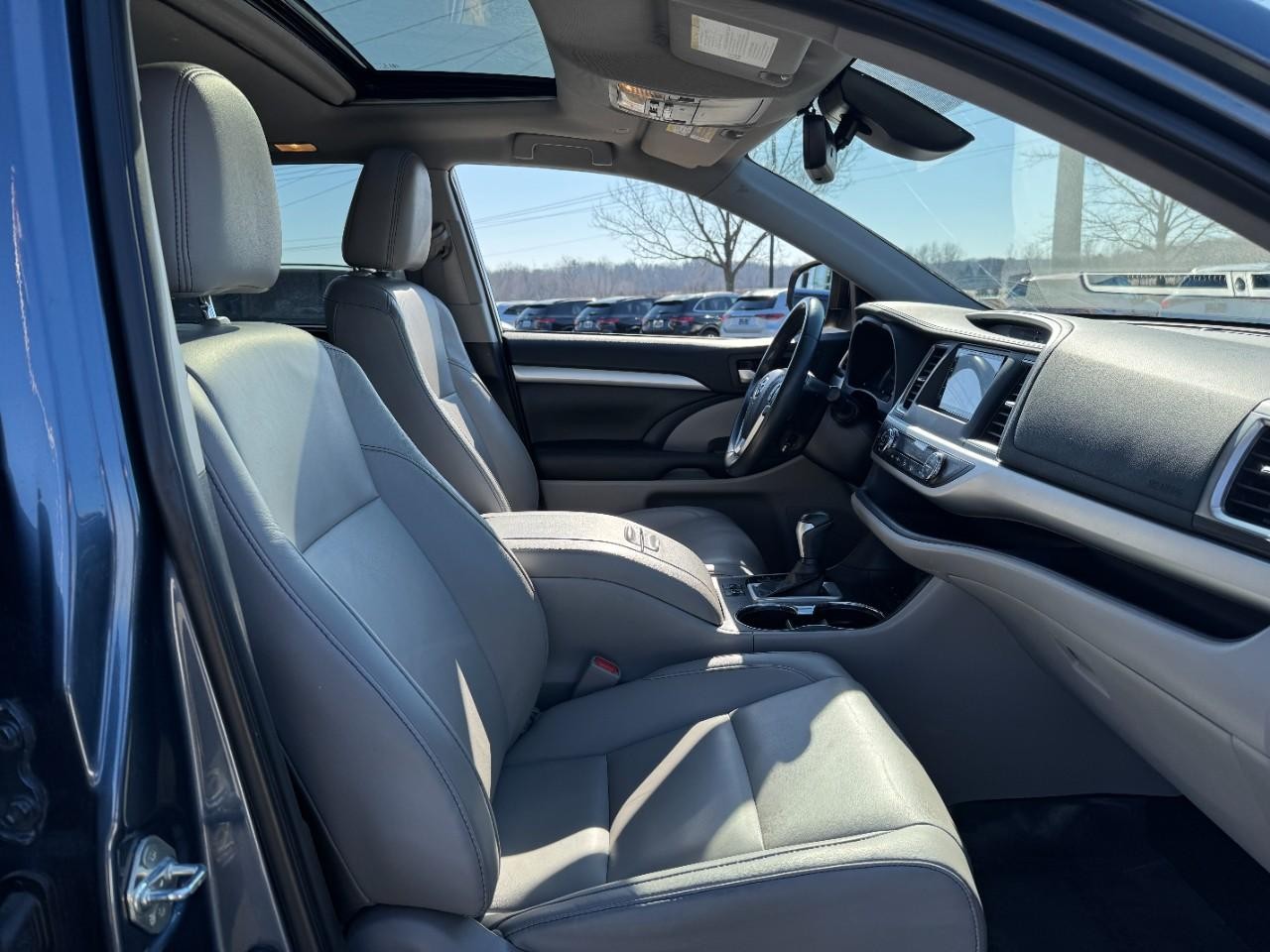 Toyota Highlander Vehicle Full-screen Gallery Image 21