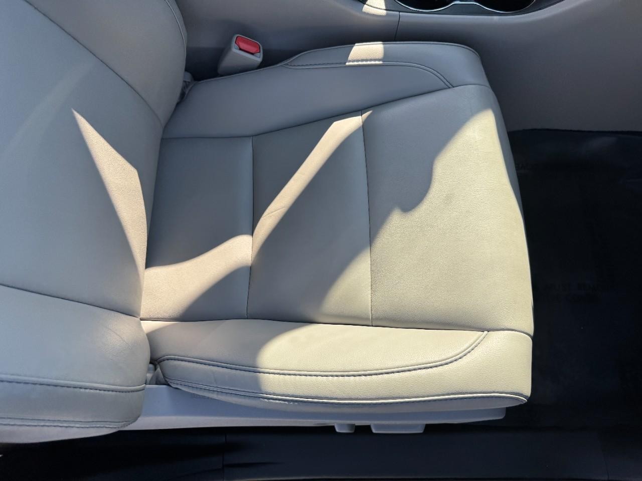 Toyota Highlander Vehicle Full-screen Gallery Image 22