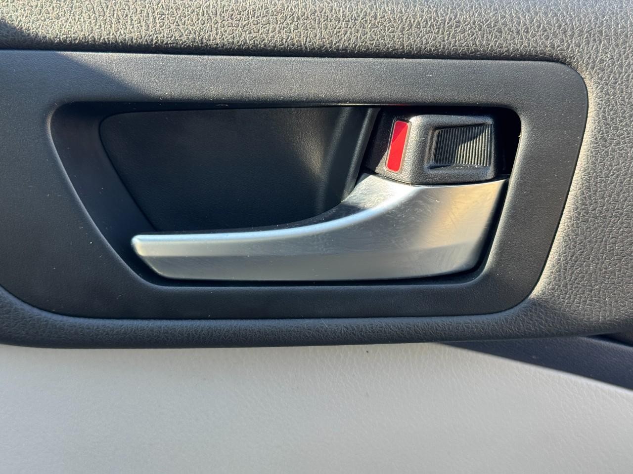 Toyota Highlander Vehicle Full-screen Gallery Image 24