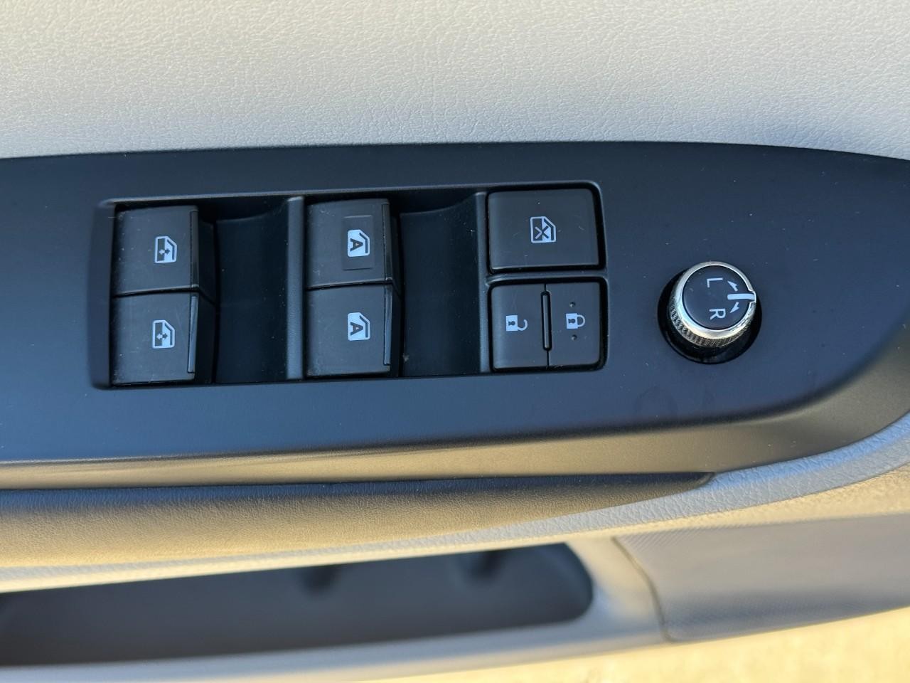 Toyota Highlander Vehicle Full-screen Gallery Image 27