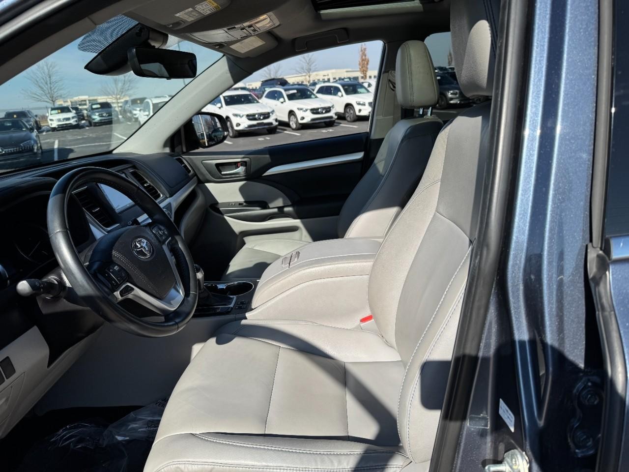 Toyota Highlander Vehicle Full-screen Gallery Image 28