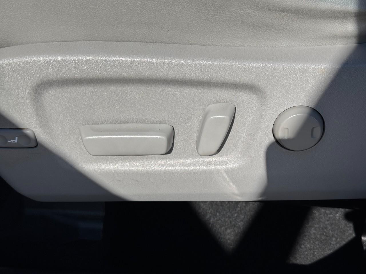 Toyota Highlander Vehicle Full-screen Gallery Image 30