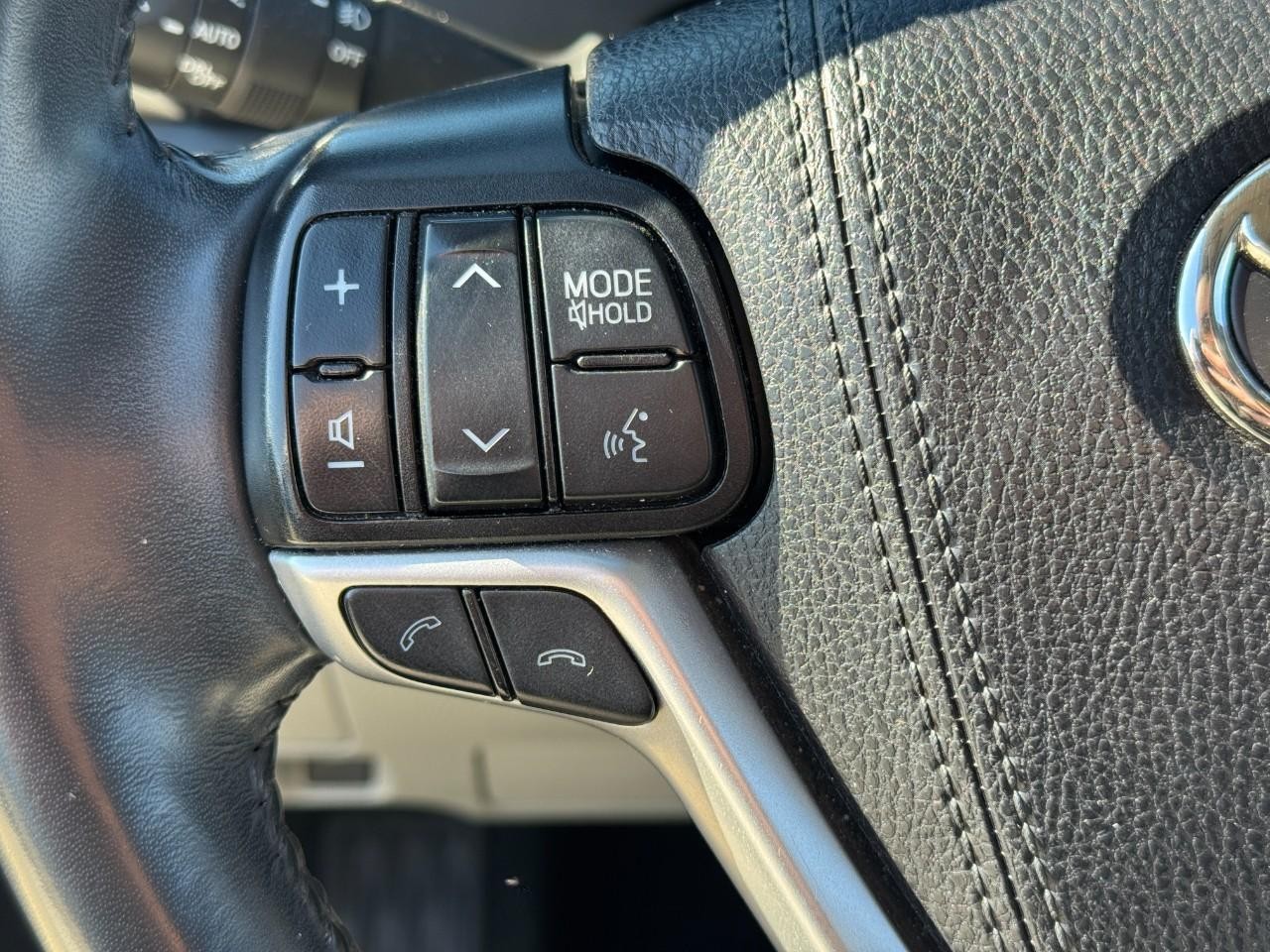 Toyota Highlander Vehicle Full-screen Gallery Image 32