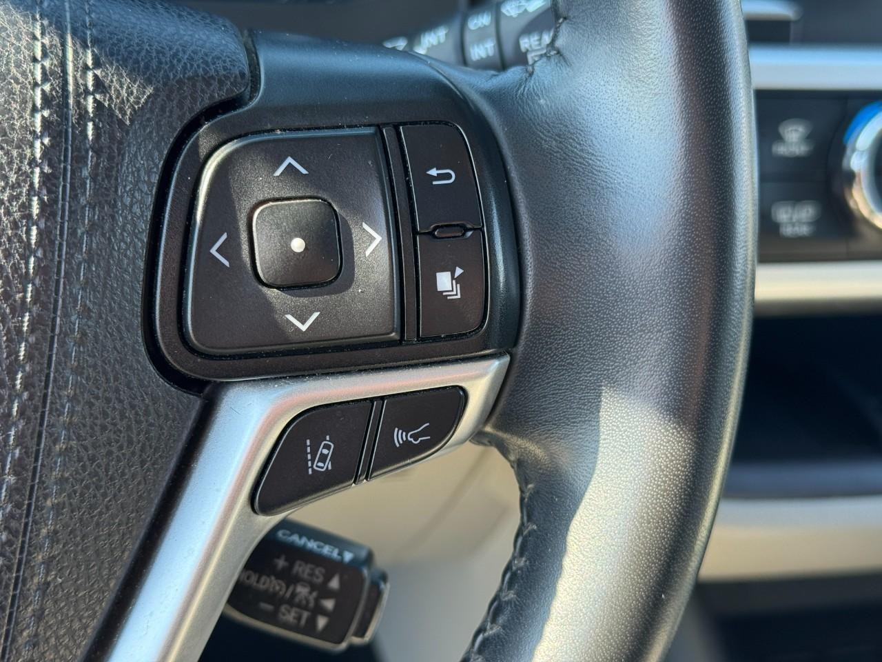 Toyota Highlander Vehicle Full-screen Gallery Image 33