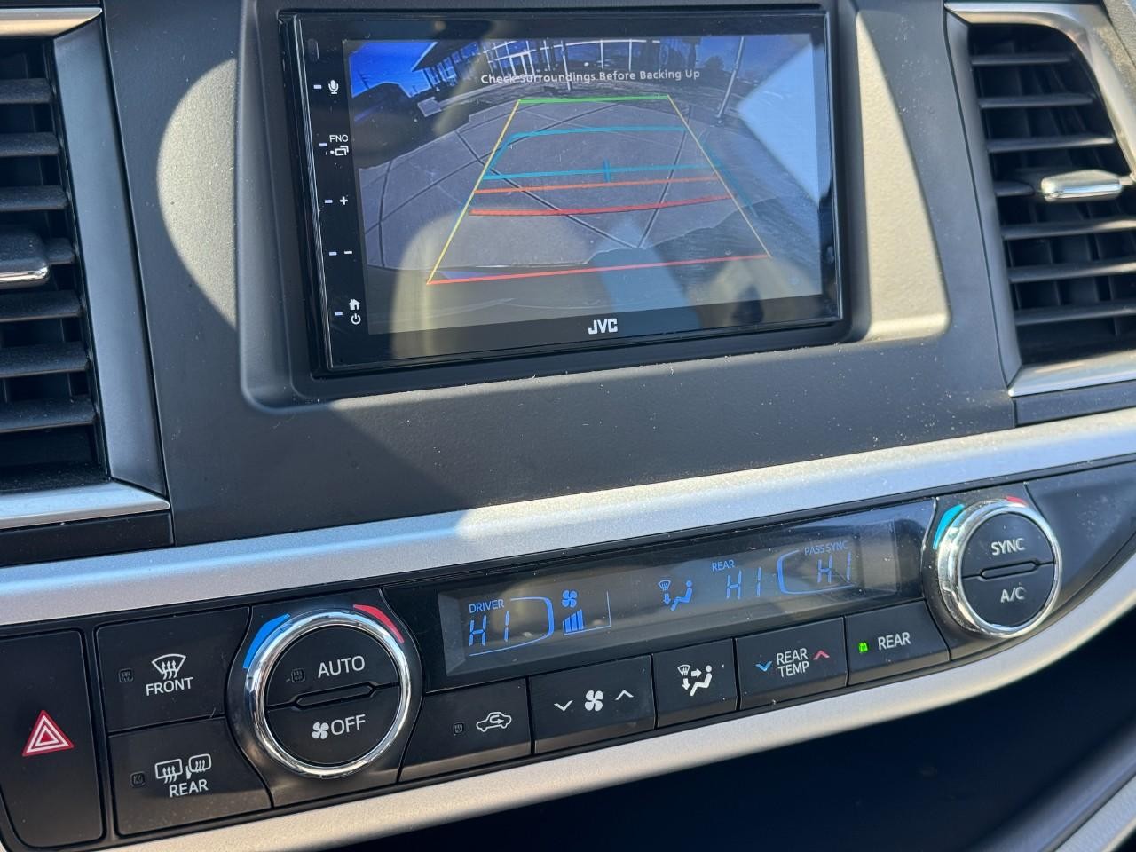 Toyota Highlander Vehicle Full-screen Gallery Image 36