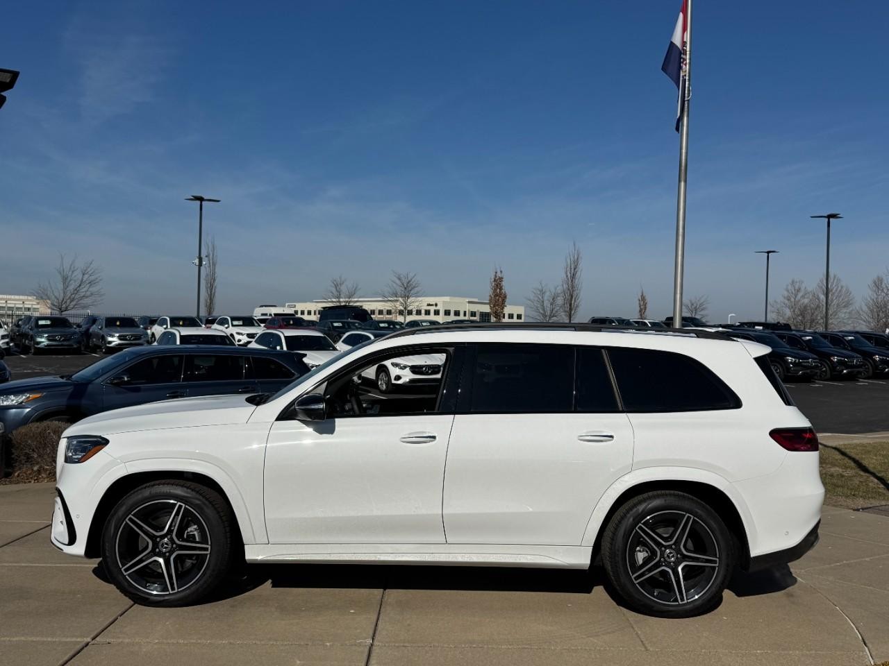 Mercedes-Benz GLS Vehicle Full-screen Gallery Image 2