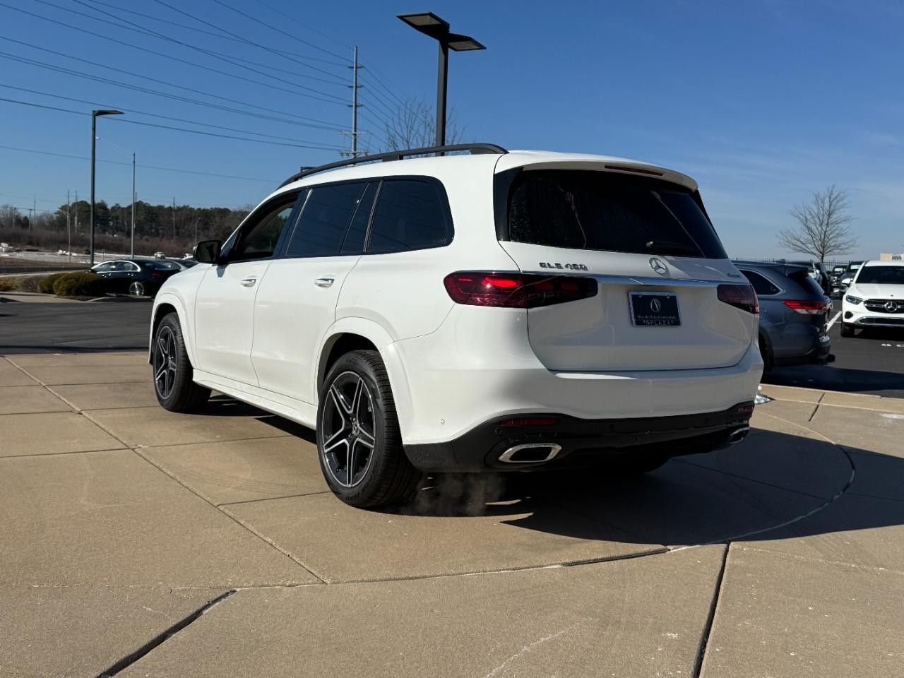 Mercedes-Benz GLS Vehicle Full-screen Gallery Image 3
