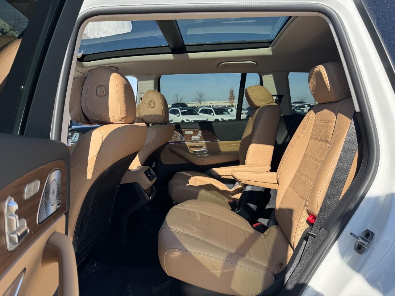 Mercedes-Benz GLS Vehicle Full-screen Gallery Image 9