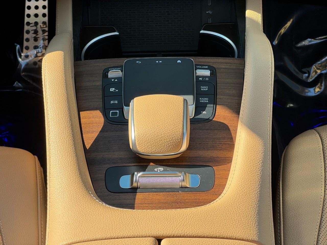 Mercedes-Benz GLS Vehicle Full-screen Gallery Image 19