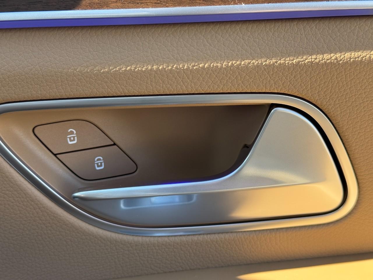 Mercedes-Benz GLS Vehicle Full-screen Gallery Image 24