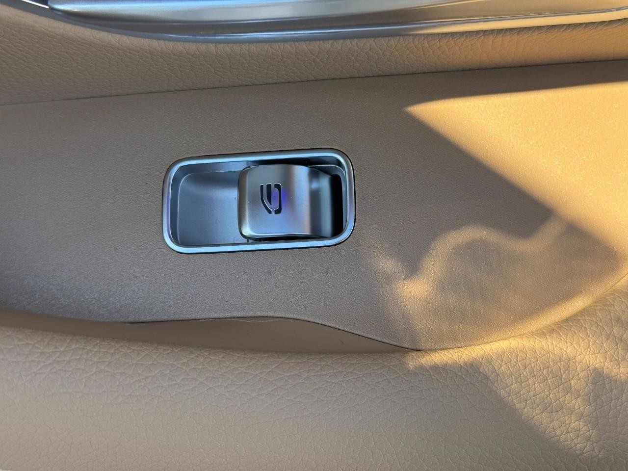 Mercedes-Benz GLS Vehicle Full-screen Gallery Image 25