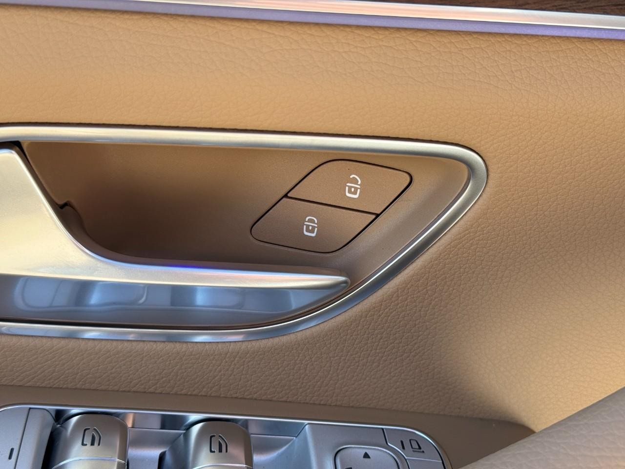 Mercedes-Benz GLS Vehicle Full-screen Gallery Image 28