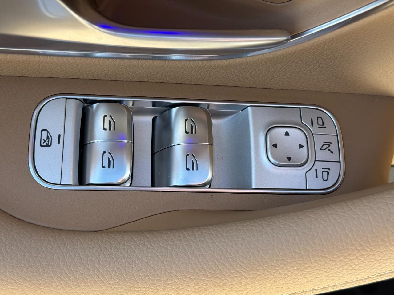 Mercedes-Benz GLS Vehicle Full-screen Gallery Image 29