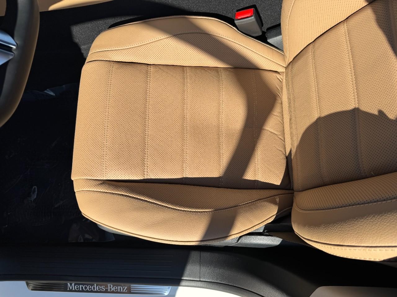 Mercedes-Benz GLS Vehicle Full-screen Gallery Image 32