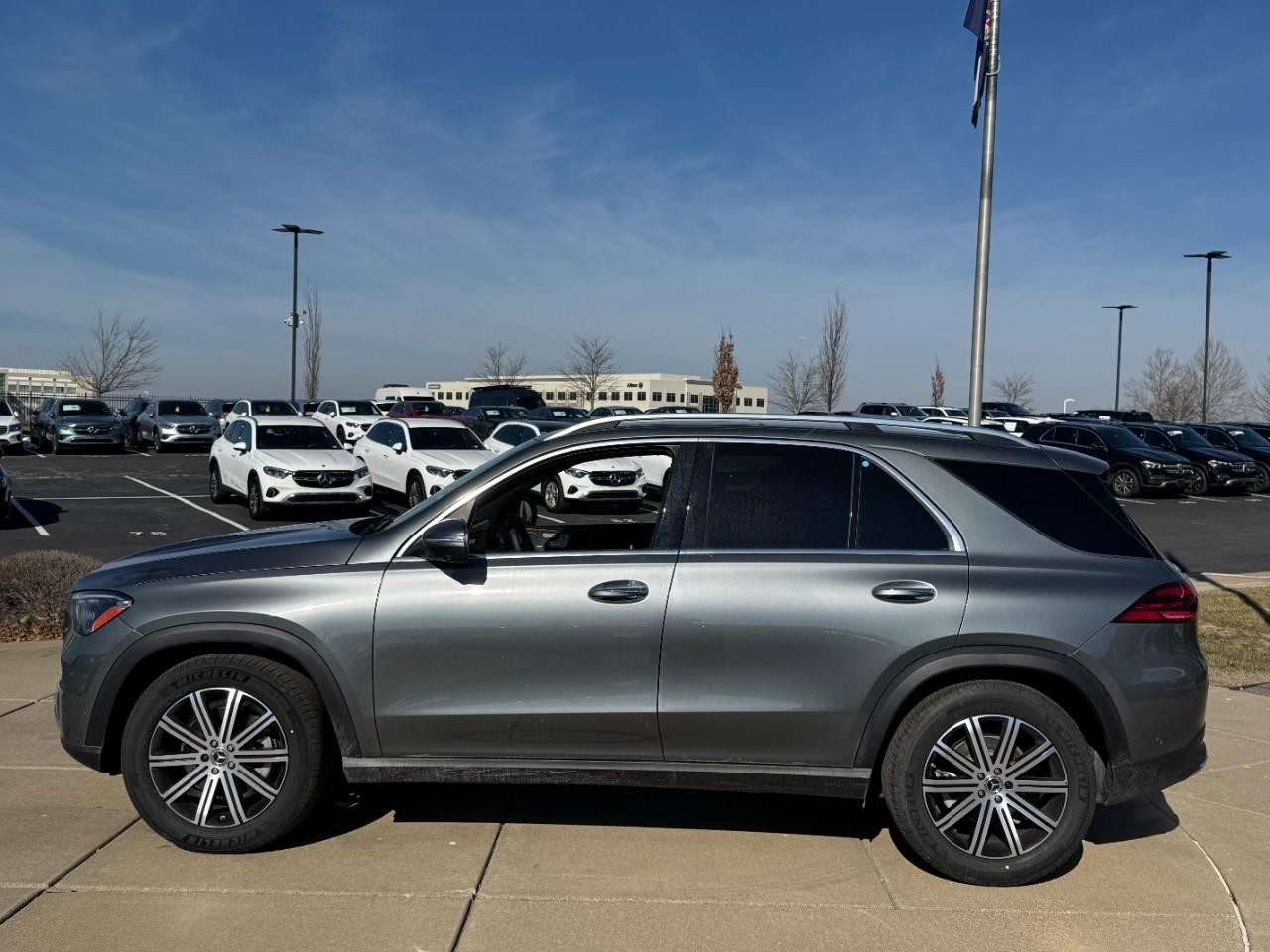 Mercedes-Benz GLE Vehicle Full-screen Gallery Image 2