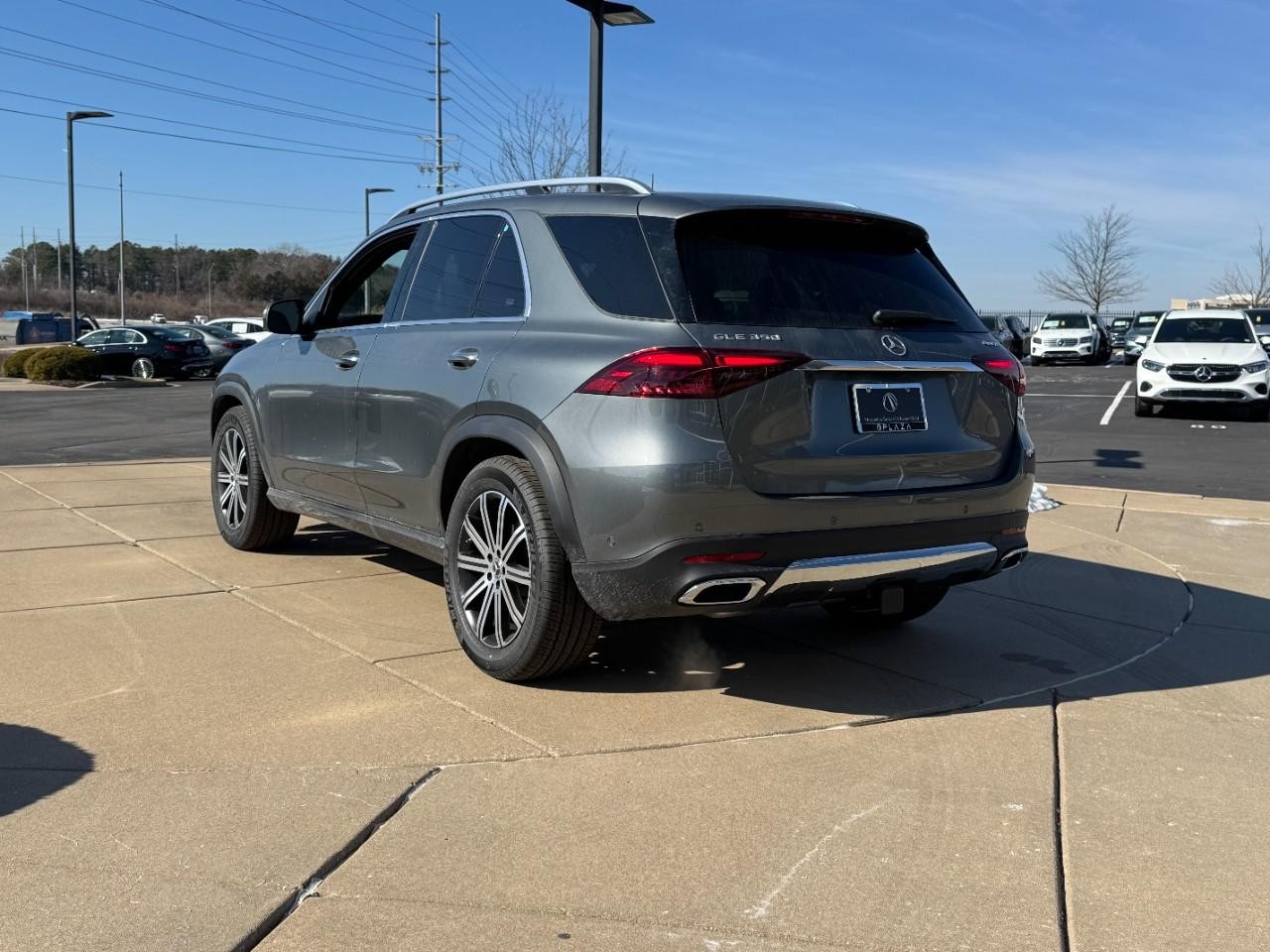 Mercedes-Benz GLE Vehicle Full-screen Gallery Image 3