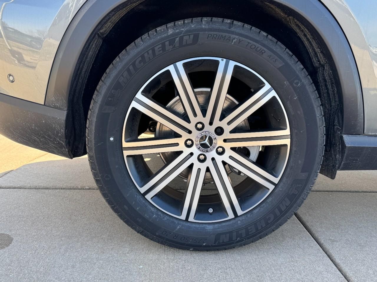 Mercedes-Benz GLE Vehicle Full-screen Gallery Image 5