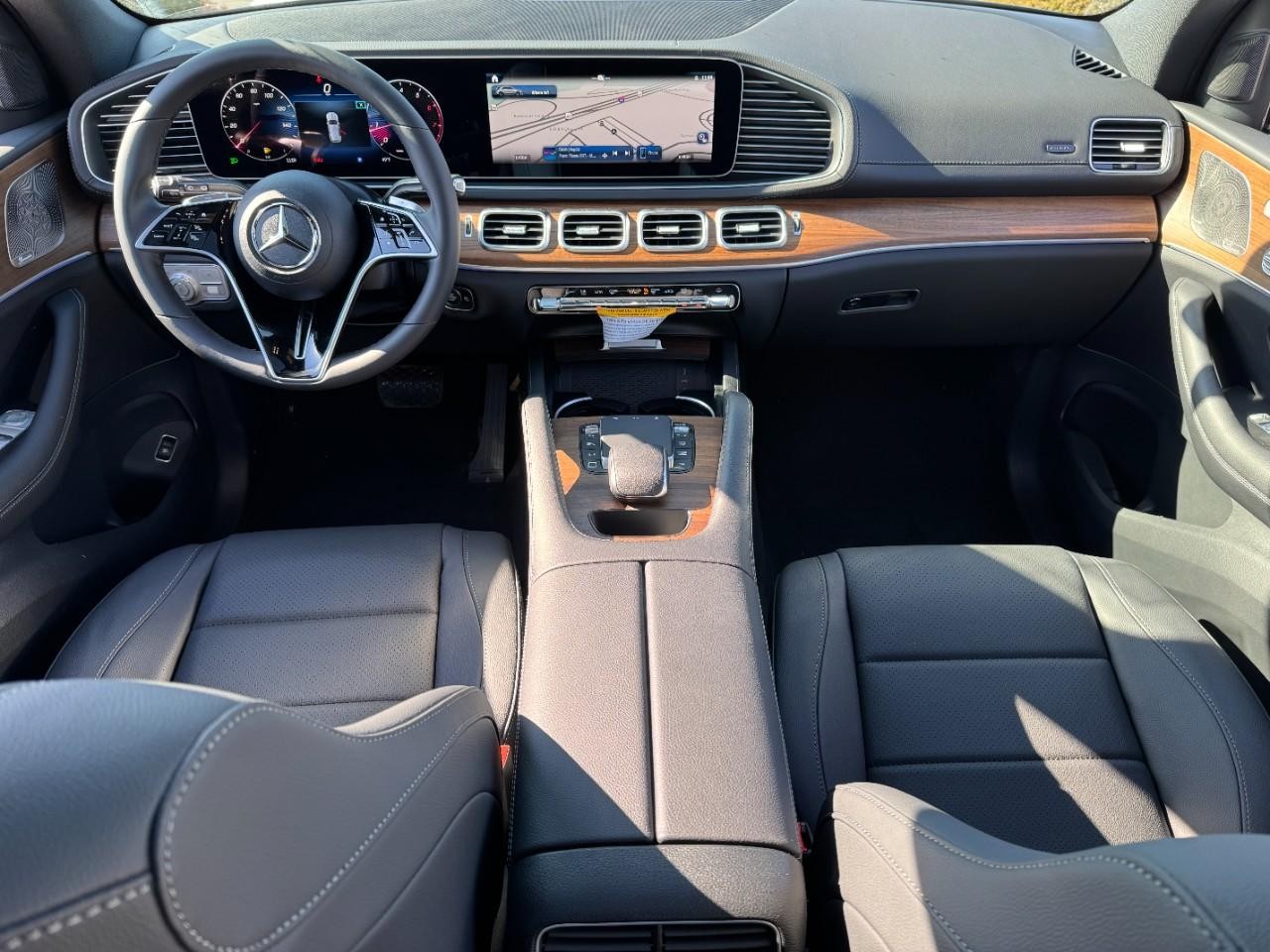 Mercedes-Benz GLE Vehicle Full-screen Gallery Image 12