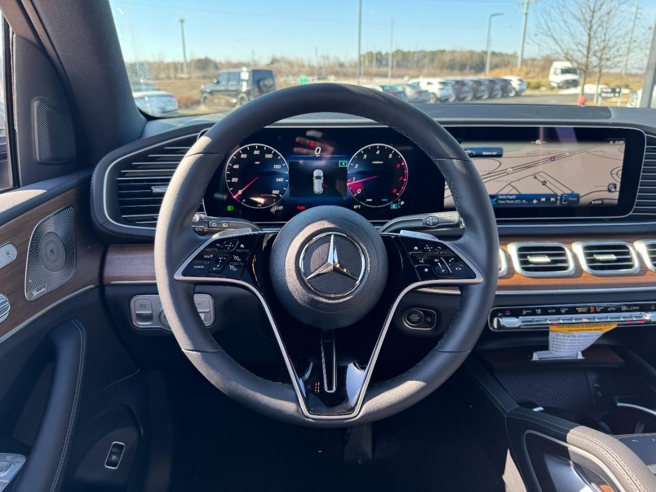 Mercedes-Benz GLE Vehicle Full-screen Gallery Image 13